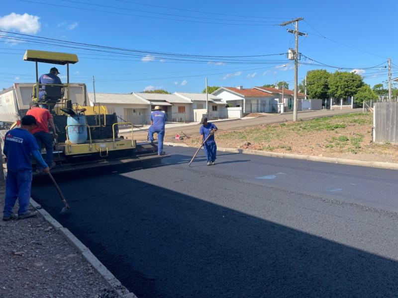 Sete ruas dos bairros Santa Tecla e Bela Vista recebem pavimentação