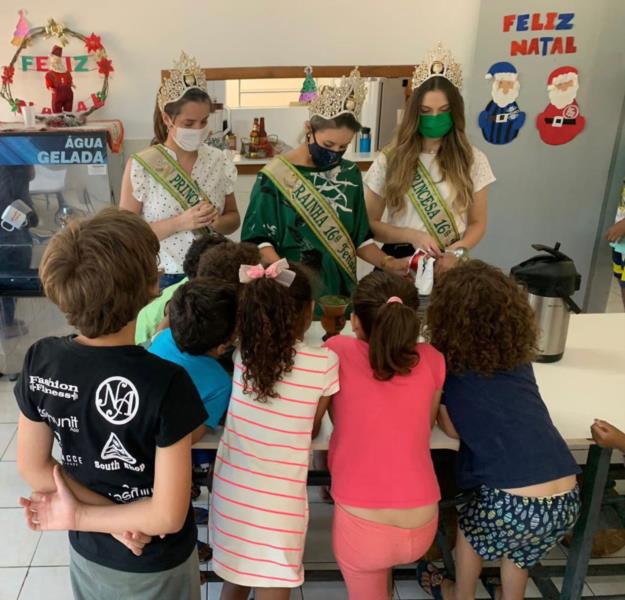 Soberanas da 16ª Fenachim realizam ação social de Natal na Casa de Acolhimento