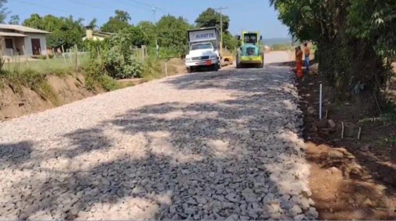 Avançam obras de pavimentação em Linha Sapé