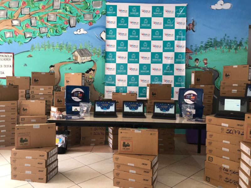 Entrega de kits de tecnologia marca implantação do programa “Conecta Educação” em Venâncio