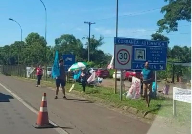 Moradores de Cruzeiro do Sul protestam e pedem retirada da Praça de Pedágio na RSC-453