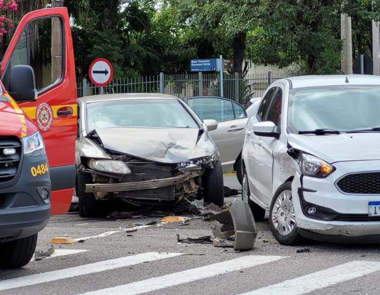 Duas pessoas ficam feridas em acidente no Centro de Santa Cruz