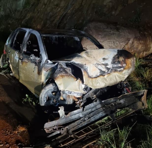 Motorista perde controle, colide em pedras e automóvel é completamente destruído em incêndio na BR-386