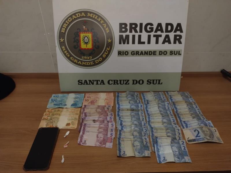 Mulher com condenações por tráfico é flagrada entregando drogas no portão de casa em Santa Cruz