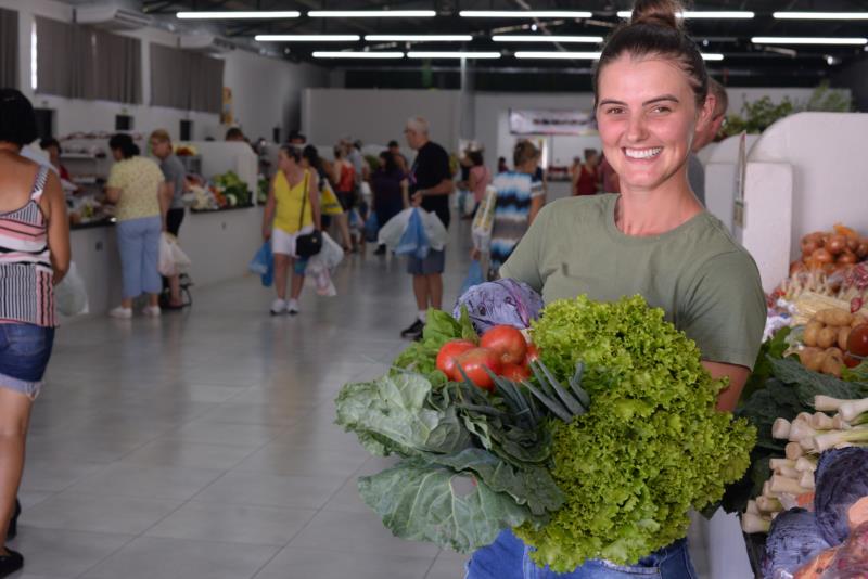 Patrícia, a neta de dona Walme, seguiu seus passos e se tornou inspiração como feirante