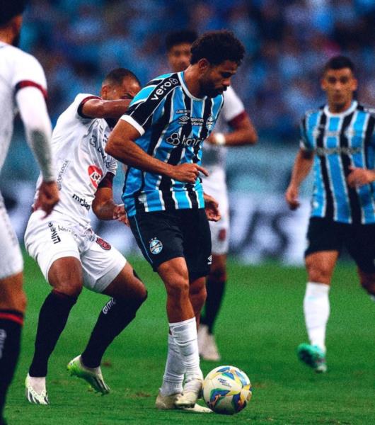 Grêmio vence Brasil de Pelotas e garante vaga na semifinal