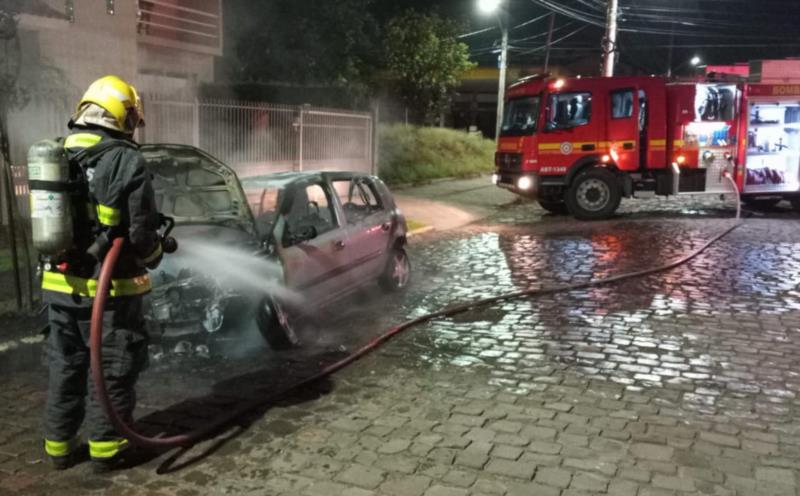 Carro é destruído por incêndio em Venâncio Aires