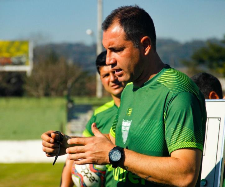 Avenida anuncia saída do treinador Márcio Nunes