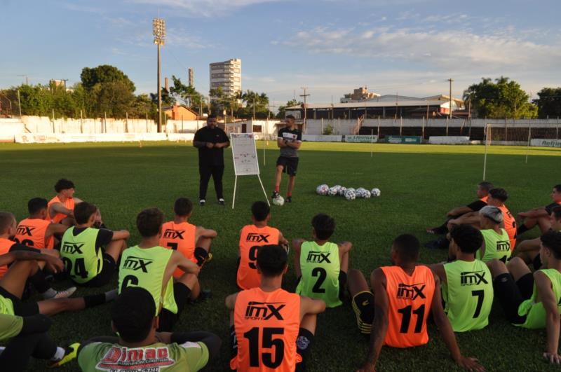 Treinos da equipe de base do Esporte Clube Guarani iniciam com a participação de mais de 30 atletas