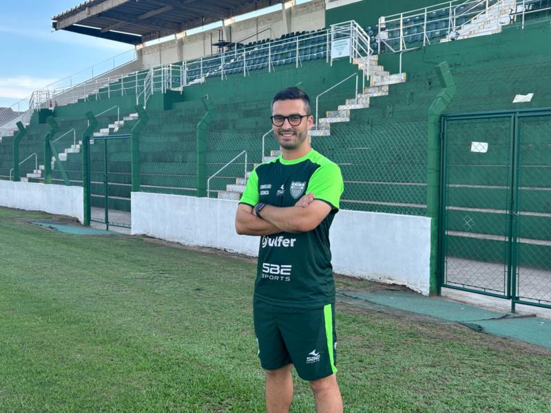 “Venho com o objetivo de marcar o nome na história do clube”, afirma novo técnico do Avenida