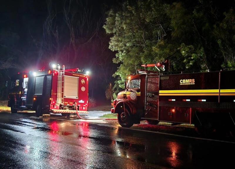 Residência é destruída em incêndio no interior de Santa Cruz