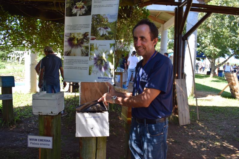 Emater destaca manejo de colmeias de abelhas durante a feira