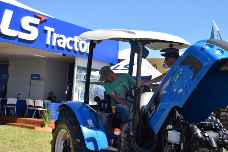 Concessionária oferece tecnologia da Coreia do Sul na Expoagro