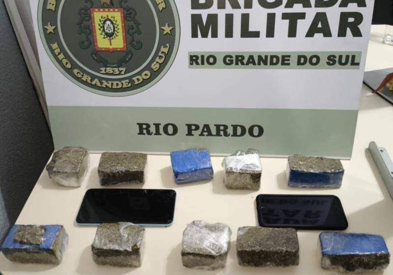 Carro foge de abordagem policial e minutos depois dupla é presa por tráfico de drogas