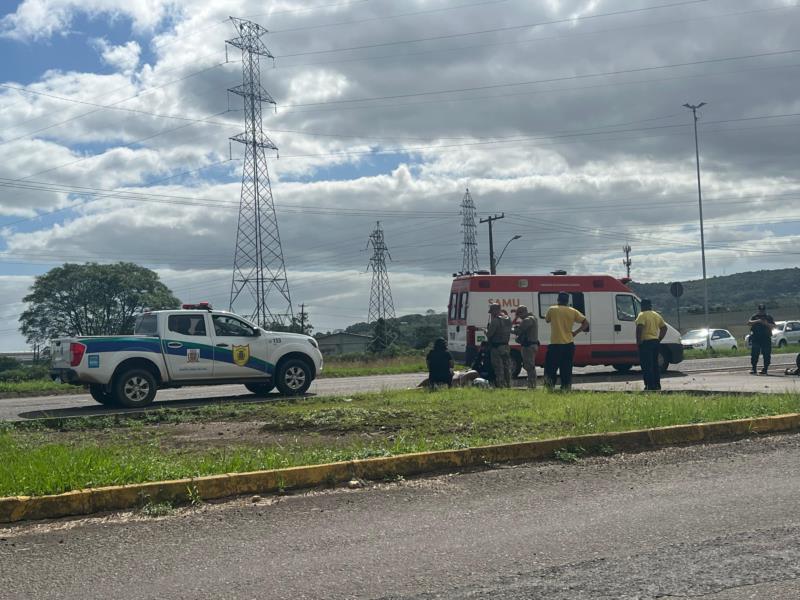 Motociclista fica ferido após colisão com caminhão em Santa Cruz