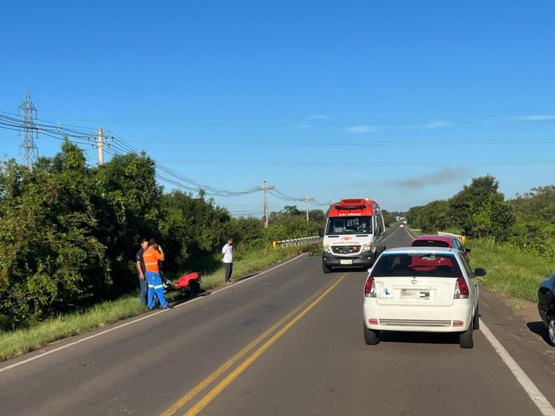 Colisão entre carro e moto deixa mulher ferida na ERS-409