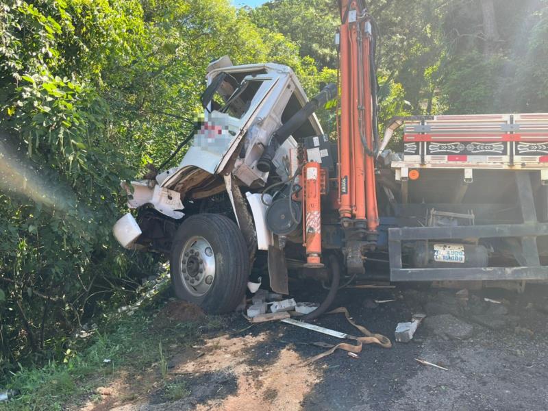 Motorista fratura as pernas após perder freio e bater veículo na traseira de caminhão na RSC-287