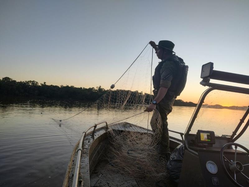 Cerca de 2 mil metros de redes de pesca são apreendidas em operação da Polícia Ambiental