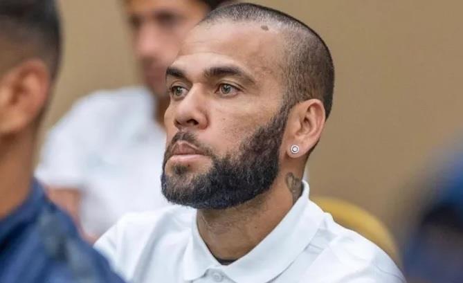 Daniel Alves deixa prisão após pagamento de fiança