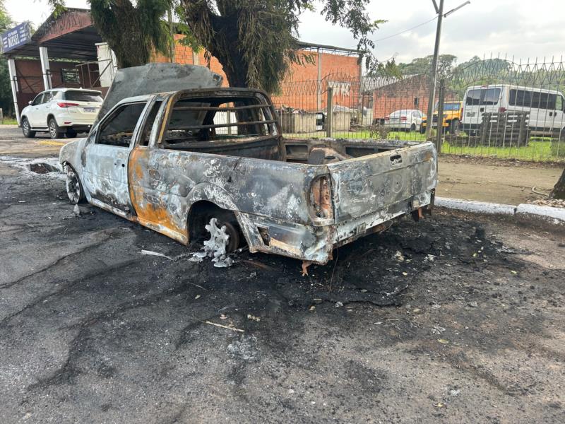 Carro fica completamente destruído após incêndio em Vera Cruz