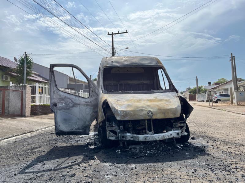 Van pega fogo e fica parcialmente destruída em Santa Cruz