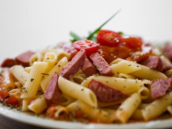 Macarrão com calabresa na panela de pressão