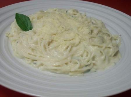 Macarrão com molho branco rápido