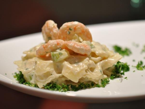 Macarrão ao molho de camarão e vinho branco