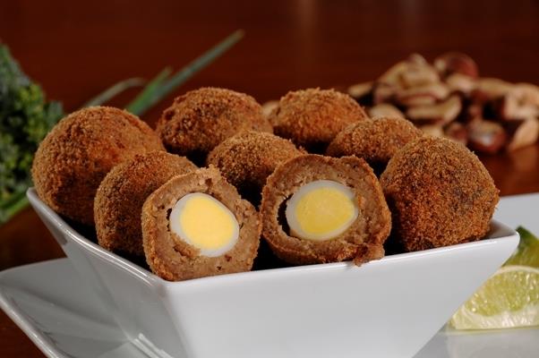 Bolinho de carne moída com ovo de codorna