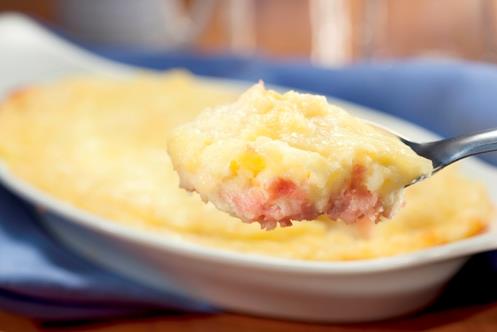 Escondidinho de mandioca, queijo e presunto