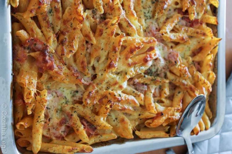 Macarrão de forno com presunto e queijo