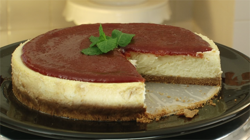 Cheesecake com calda de goiabada