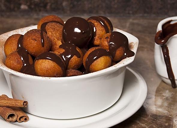 Bolinho de Chuva com Calda de Brigadeiro