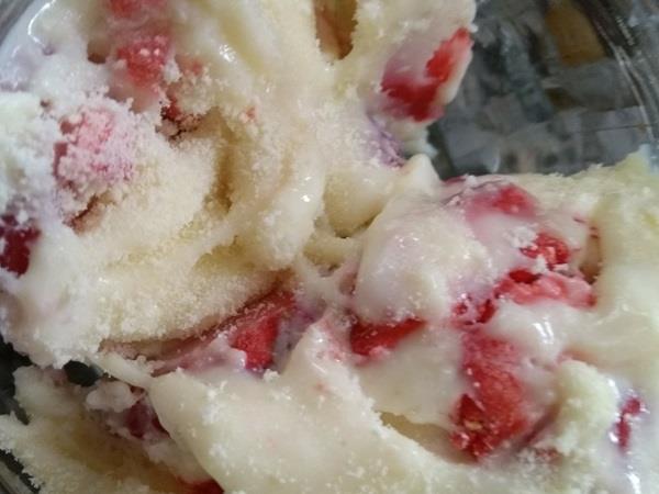 Pavê gelado de morango e leite em pó