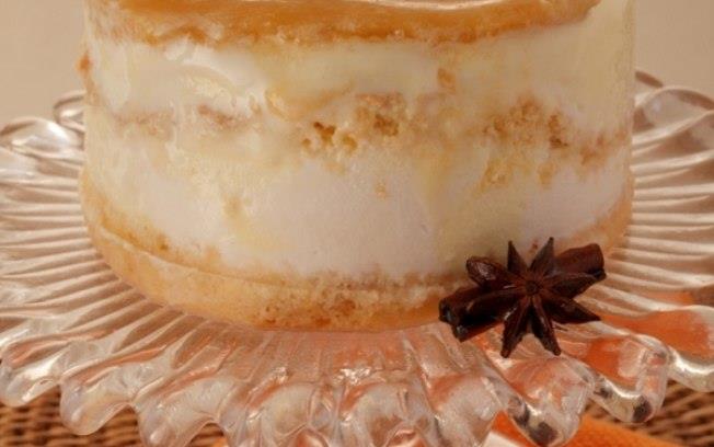 Bolo de sorvete de abacaxi com coco e doce de banana