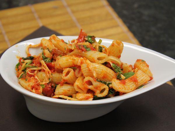 Macarrão com bacon, rúcula e tomate seco