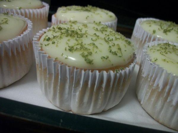 Bolinho de limão com cobertura de leite condensado