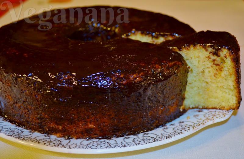 Bolo de maça com cobertura de chocolate