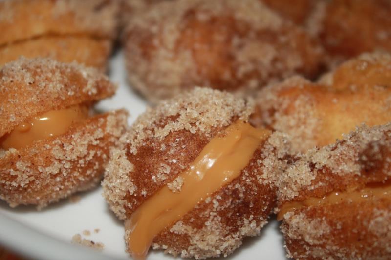 Bolinho de chuva recheado com doce de leite