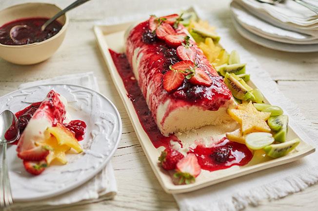 Bolo de sorvete com calda de frutas vermelhas