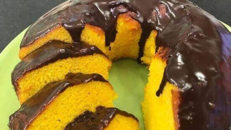 Bolo de cenoura de liquidificador com cobertura de chocolate