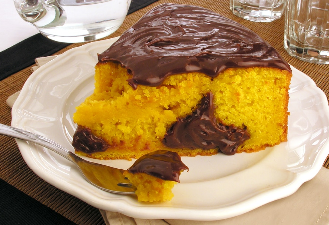 Bolo de cenoura com brigadeiro quente