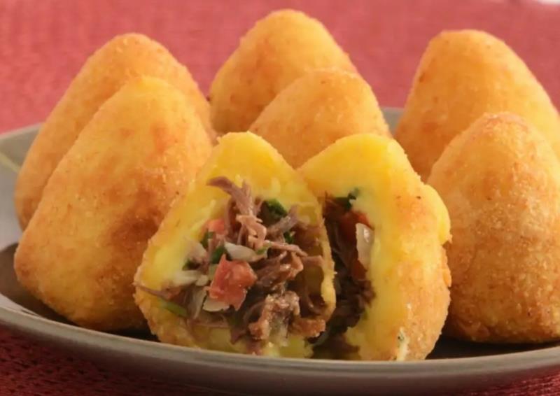 Coxinha de mandioquinha e carne