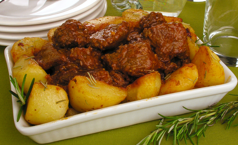 Carne de panela com batata dourada