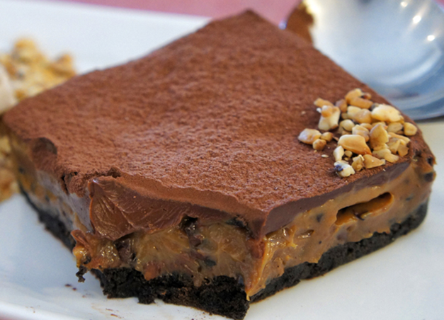 Torta gelada de caramelo, chocolate amargo e biscoito