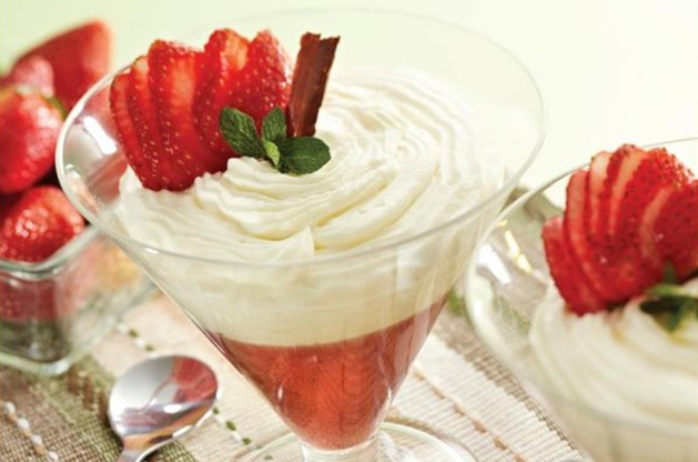 Mousse de cream cheese com gelatina de morango