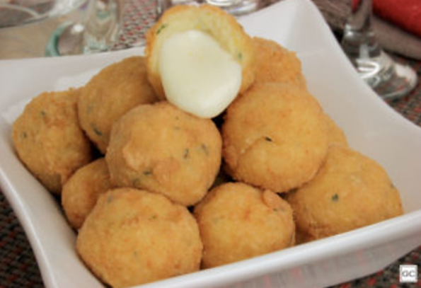 Bolinho de purê recheado com queijo