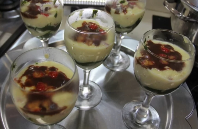 Mousse de pitanga com creme de erva-mate