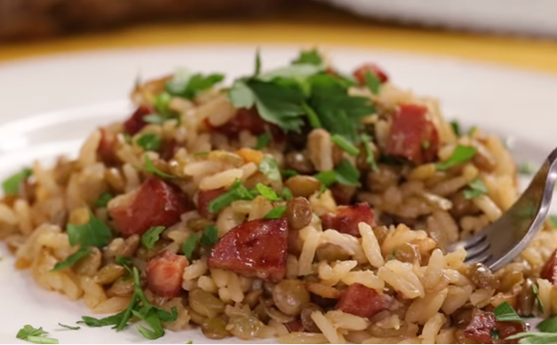 Arroz com lentilha e calabresa