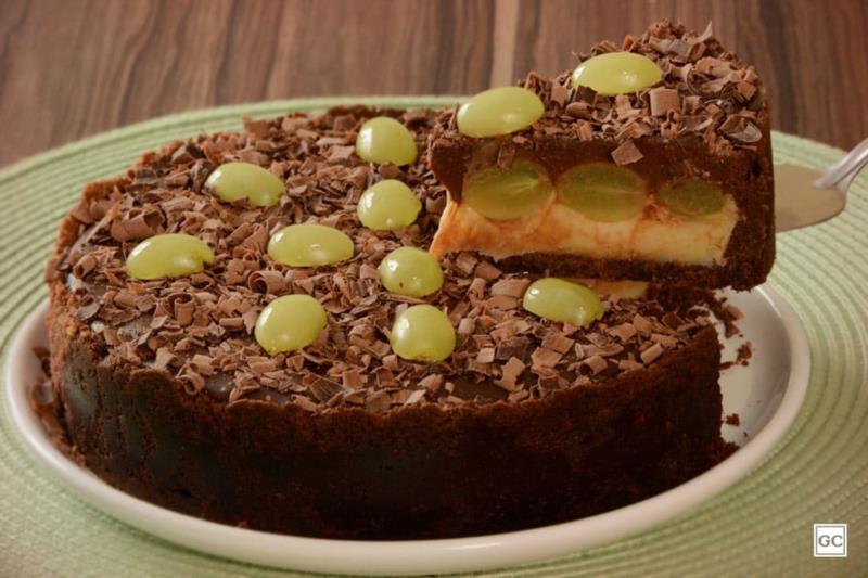 Torta de chocolate com leite em pó e uva